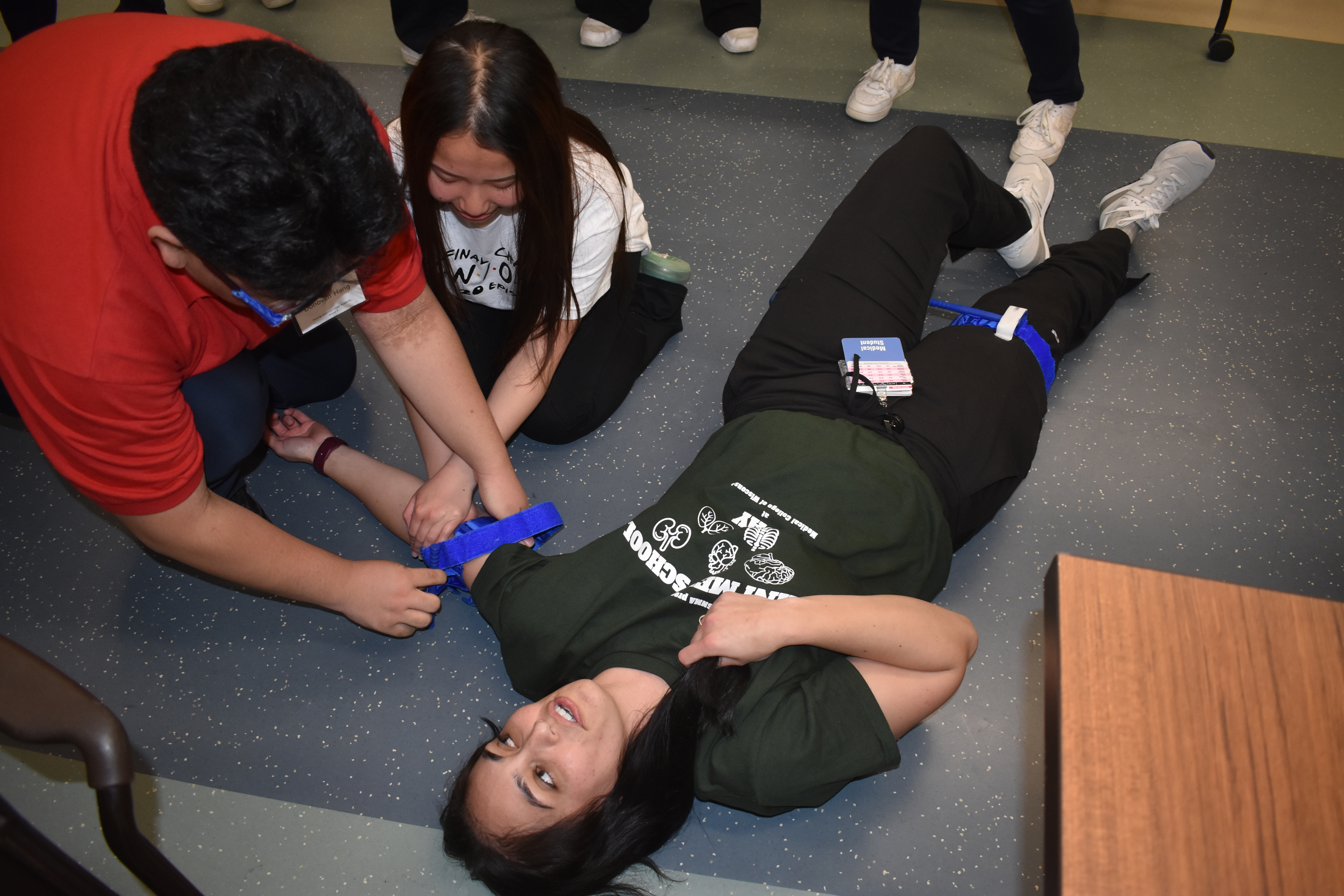 students learning stop the bleed
